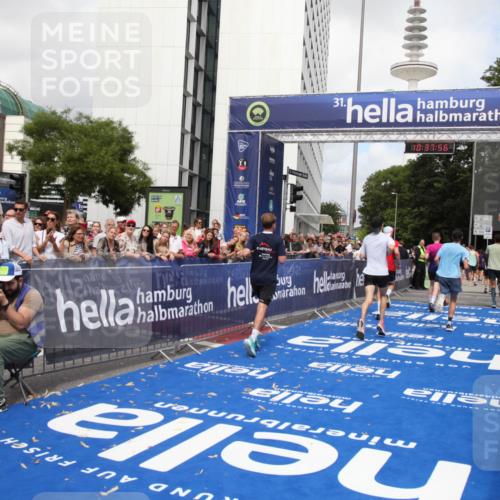 29.06.2025 - hella hamburg halbmarathon Michael Strokosch http://msf.ph/oto/8174253 29.06.2025 10:37:55 Ziel 2196, 2404, 3480, 9171, 13148, 18103, 18276, 18277, 18529 meine-sportfotos.de