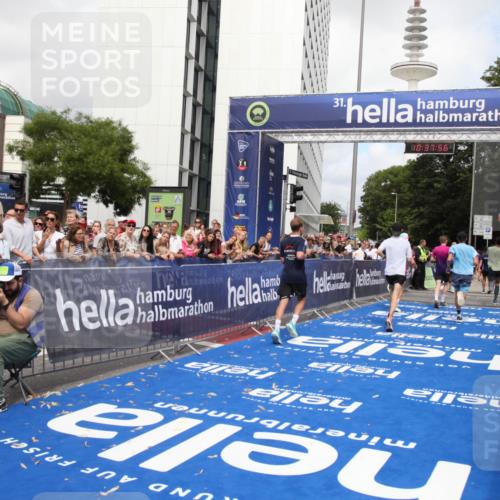 29.06.2025 - hella hamburg halbmarathon Michael Strokosch http://msf.ph/oto/8174261 29.06.2025 10:37:55 Ziel 2196, 2404, 3480, 9171, 13148, 18103, 18276, 18277, 18529 meine-sportfotos.de
