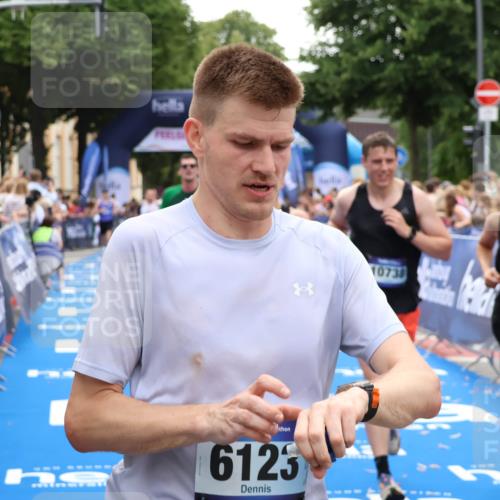 29.06.2025 - hella hamburg halbmarathon Zöllner http://msf.ph/oto/8174270 29.06.2025 10:37:11 Ziel 5923, 6123, 6458, 7482, 8362, 9178, 10190, 10738, 11120, 11423, 13972, 15178, 15410, 16992, 17658 meine-sportfotos.de