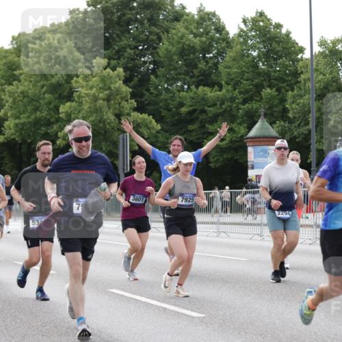 29.06.2025 - hella hamburg halbmarathon Jannik Wohlers http://msf.ph/oto/8174280 29.06.2025 10:22:16 Lombardsbrücke 1029, 2294, 2479, 2766, 2886, 3003, 3430, 3457, 3511, 3600, 3601, 4969, 5223, 5343, 5798, 6826, 6899, 7097, 7188, 7190, 7276, 7529, 7925, 8355, 8931, 9256, 9392, 9598, 10065, 10086, 10573, 10663, 10826, 10902, 10961, 11665, 12592, 13248, 13472, 13963, 14334, 14525, 14633, 14801, 14906, 15870 meine-sportfotos.de