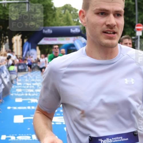 29.06.2025 - hella hamburg halbmarathon Zöllner http://msf.ph/oto/8174281 29.06.2025 10:37:12 Ziel 5923, 6458, 7482, 8362, 9178, 10190, 10738, 11120, 11423, 13972, 15178, 15410, 16992, 17137, 17658 meine-sportfotos.de