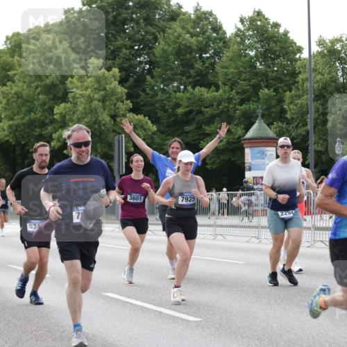 29.06.2025 - hella hamburg halbmarathon Jannik Wohlers http://msf.ph/oto/8174295 29.06.2025 10:22:16 Lombardsbrücke 1029, 2294, 2479, 2766, 2886, 3003, 3430, 3457, 3511, 3600, 3601, 4969, 5223, 5343, 5798, 6826, 6899, 7097, 7188, 7190, 7276, 7529, 7925, 8355, 8931, 9256, 9392, 9598, 10065, 10086, 10573, 10663, 10826, 10902, 10961, 11665, 12592, 13248, 13472, 13963, 14334, 14525, 14633, 14801, 14906, 15870 meine-sportfotos.de