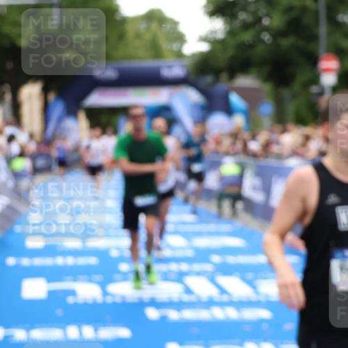 29.06.2025 - hella hamburg halbmarathon Zöllner http://msf.ph/oto/8174332 29.06.2025 10:37:12 Ziel 5923, 6458, 7482, 8362, 9178, 10190, 10738, 11120, 11423, 13972, 15178, 15410, 16992, 17137, 17658 meine-sportfotos.de