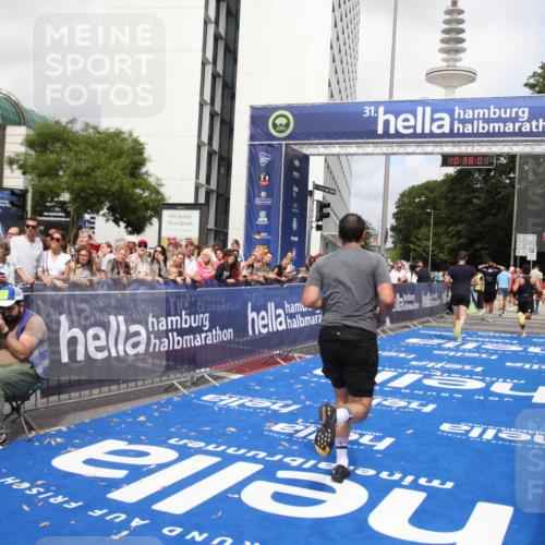 29.06.2025 - hella hamburg halbmarathon Michael Strokosch http://msf.ph/oto/8174351 29.06.2025 10:38:00 Ziel 3480, 3530, 7229, 9643, 10793, 12915, 13900, 15303, 18103, 18529 meine-sportfotos.de