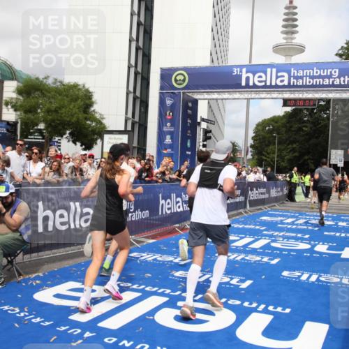 29.06.2025 - hella hamburg halbmarathon Michael Strokosch http://msf.ph/oto/8174360 29.06.2025 10:38:02 Ziel 3480, 3530, 7229, 9643, 10793, 11952, 12915, 13900, 15303, 16698, 18103 meine-sportfotos.de