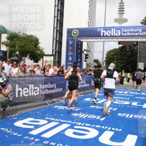 29.06.2025 - hella hamburg halbmarathon Michael Strokosch http://msf.ph/oto/8174365 29.06.2025 10:38:02 Ziel 3480, 3530, 7229, 9643, 10793, 11952, 12915, 13900, 15303, 16698, 18103 meine-sportfotos.de