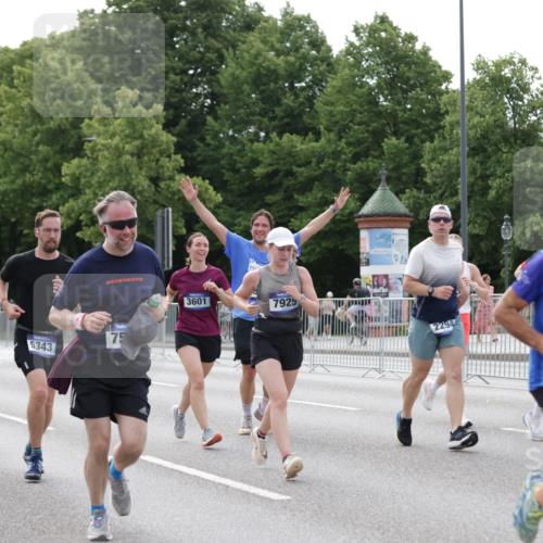 29.06.2025 - hella hamburg halbmarathon Jannik Wohlers http://msf.ph/oto/8174368 29.06.2025 10:22:16 Lombardsbrücke 1029, 2294, 2479, 2766, 2886, 3003, 3430, 3457, 3511, 3600, 3601, 4969, 5223, 5343, 5798, 6826, 6899, 7097, 7188, 7190, 7276, 7529, 7925, 8355, 8931, 9256, 9392, 9598, 10065, 10086, 10573, 10663, 10826, 10902, 10961, 11665, 12592, 13248, 13472, 13963, 14334, 14525, 14633, 14801, 14906, 15870 meine-sportfotos.de