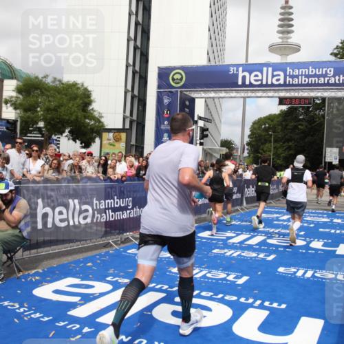 29.06.2025 - hella hamburg halbmarathon Michael Strokosch http://msf.ph/oto/8174377 29.06.2025 10:38:03 Ziel 3480, 3530, 7229, 8091, 9643, 10793, 11049, 11952, 12915, 13900, 15303, 16698 meine-sportfotos.de