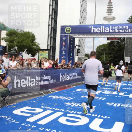 29.06.2025 - hella hamburg halbmarathon Michael Strokosch http://msf.ph/oto/8174383 29.06.2025 10:38:03 Ziel 3480, 3530, 7229, 8091, 9643, 10793, 11049, 11952, 12915, 13900, 15303, 16698 meine-sportfotos.de