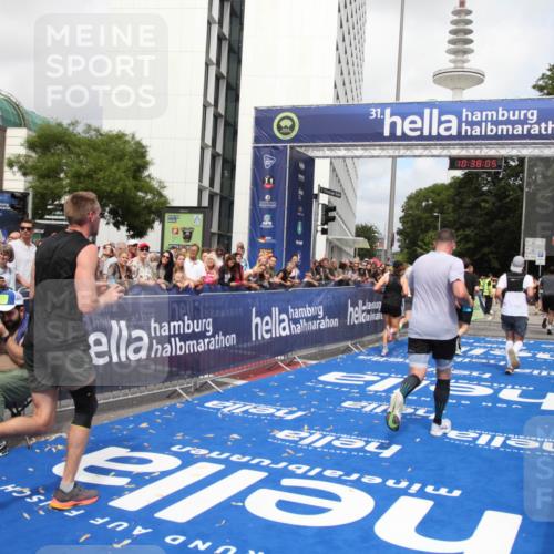 29.06.2025 - hella hamburg halbmarathon Michael Strokosch http://msf.ph/oto/8174394 29.06.2025 10:38:03 Ziel 3480, 3530, 7229, 8091, 9643, 10793, 11049, 11952, 12915, 13900, 15303, 16698 meine-sportfotos.de