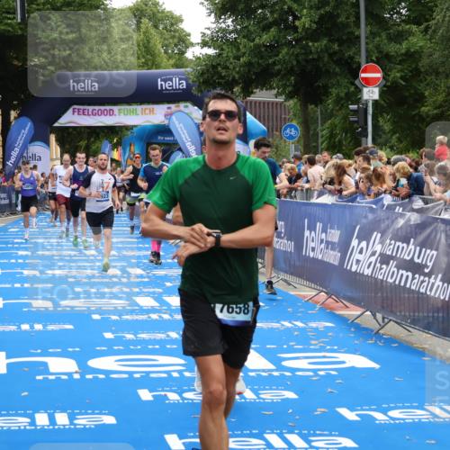 29.06.2025 - hella hamburg halbmarathon Zöllner http://msf.ph/oto/8174425 29.06.2025 10:37:14 Ziel 4860, 5923, 7482, 8362, 9178, 10190, 11423, 13972, 15178, 17137, 17658, 17726 meine-sportfotos.de