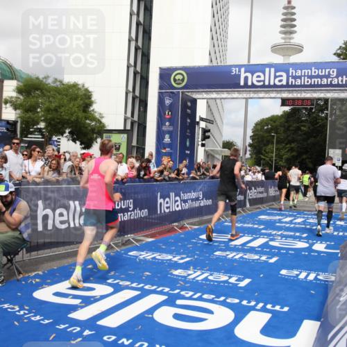 29.06.2025 - hella hamburg halbmarathon Michael Strokosch http://msf.ph/oto/8174437 29.06.2025 10:38:05 Ziel 3530, 7229, 8091, 9643, 9944, 10793, 11049, 11952, 12915, 13900, 14274, 15303, 16698 meine-sportfotos.de