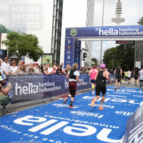 29.06.2025 - hella hamburg halbmarathon Michael Strokosch http://msf.ph/oto/8174444 29.06.2025 10:38:06 Ziel 7229, 8091, 9643, 9944, 10793, 11049, 11952, 12915, 13900, 14274, 15303, 15382, 16698 meine-sportfotos.de