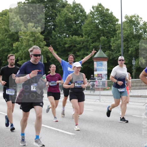 29.06.2025 - hella hamburg halbmarathon Jannik Wohlers http://msf.ph/oto/8174452 29.06.2025 10:22:16 Lombardsbrücke 1029, 2294, 2479, 2766, 2886, 3003, 3430, 3457, 3511, 3600, 3601, 4969, 5223, 5343, 5798, 6826, 6899, 7097, 7188, 7190, 7276, 7529, 7925, 8355, 8931, 9256, 9392, 9598, 10065, 10086, 10573, 10663, 10826, 10902, 10961, 11665, 12592, 13248, 13472, 13963, 14334, 14525, 14633, 14801, 14906, 15870 meine-sportfotos.de