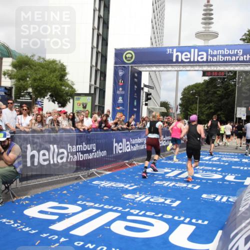 29.06.2025 - hella hamburg halbmarathon Michael Strokosch http://msf.ph/oto/8174462 29.06.2025 10:38:06 Ziel 7229, 8091, 9643, 9944, 10793, 11049, 11952, 12915, 13900, 14274, 15303, 15382, 16698 meine-sportfotos.de