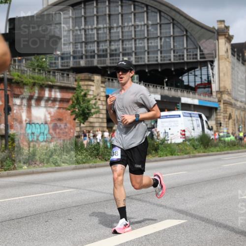29.06.2025 - hella hamburg halbmarathon Yannick Fuchs http://msf.ph/oto/8174469 29.06.2025 10:26:11 20KM 3201, 7880, 9508, 10017, 10298, 10929, 11857, 12232, 12681, 13754, 14548, 15835, 16508, 19118 meine-sportfotos.de