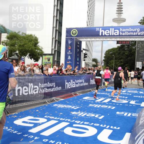 29.06.2025 - hella hamburg halbmarathon Michael Strokosch http://msf.ph/oto/8174473 29.06.2025 10:38:07 Ziel 7229, 8091, 9944, 11049, 11952, 12915, 13900, 14274, 15303, 15382, 16698 meine-sportfotos.de