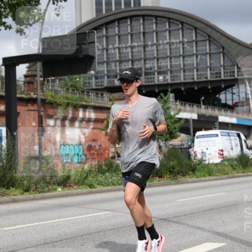 29.06.2025 - hella hamburg halbmarathon Yannick Fuchs http://msf.ph/oto/8174479 29.06.2025 10:26:12 20KM 3201, 7880, 9508, 10017, 10298, 10929, 11857, 12232, 12681, 13754, 14548, 15835, 16508, 19118 meine-sportfotos.de