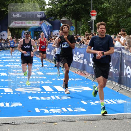 29.06.2025 - hella hamburg halbmarathon Zöllner http://msf.ph/oto/8174482 29.06.2025 10:24:56 Ziel 1271, 7142, 10867, 11678, 13872, 14836, 16361, 17752 meine-sportfotos.de