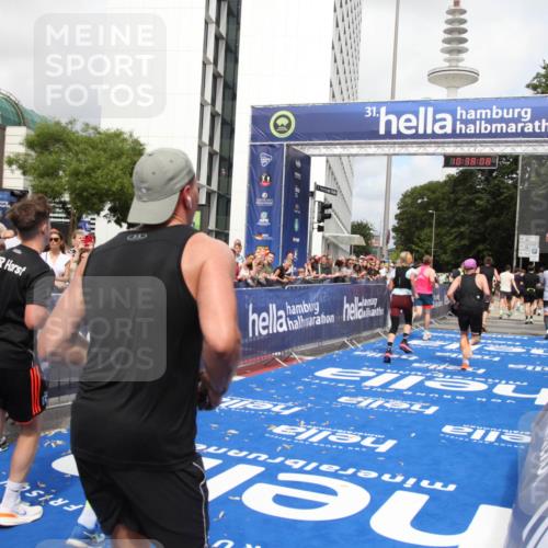 29.06.2025 - hella hamburg halbmarathon Michael Strokosch http://msf.ph/oto/8174483 29.06.2025 10:38:07 Ziel 7229, 8091, 9944, 11049, 11952, 12915, 13900, 14274, 15303, 15382, 16698 meine-sportfotos.de