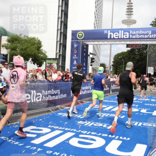 29.06.2025 - hella hamburg halbmarathon Michael Strokosch http://msf.ph/oto/8174494 29.06.2025 10:38:08 Ziel 7229, 8091, 9944, 11049, 11952, 12915, 14274, 15303, 15382, 16698, 17623 meine-sportfotos.de