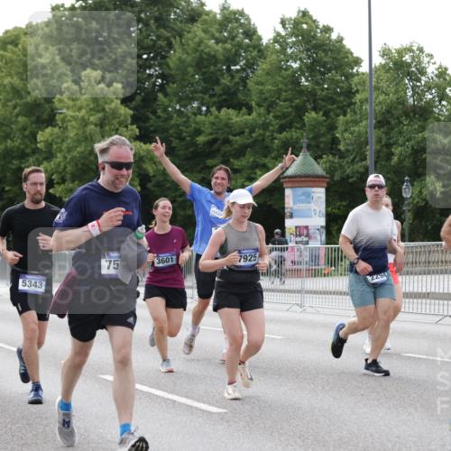 29.06.2025 - hella hamburg halbmarathon Jannik Wohlers http://msf.ph/oto/8174495 29.06.2025 10:22:16 Lombardsbrücke 1029, 2294, 2479, 2766, 2886, 3003, 3430, 3457, 3511, 3600, 3601, 4969, 5223, 5343, 5798, 6826, 6899, 7097, 7188, 7190, 7276, 7529, 7925, 8355, 8931, 9256, 9392, 9598, 10065, 10086, 10573, 10663, 10826, 10902, 10961, 11665, 12592, 13248, 13472, 13963, 14334, 14525, 14633, 14801, 14906, 15870 meine-sportfotos.de