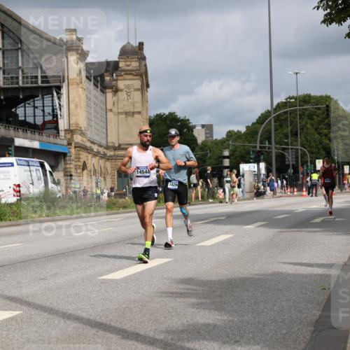 29.06.2025 - hella hamburg halbmarathon Yannick Fuchs http://msf.ph/oto/8174505 29.06.2025 10:26:15 20KM 3201, 4812, 9508, 10017, 10298, 10929, 11857, 12232, 12681, 14450, 14548, 15835, 19118 meine-sportfotos.de