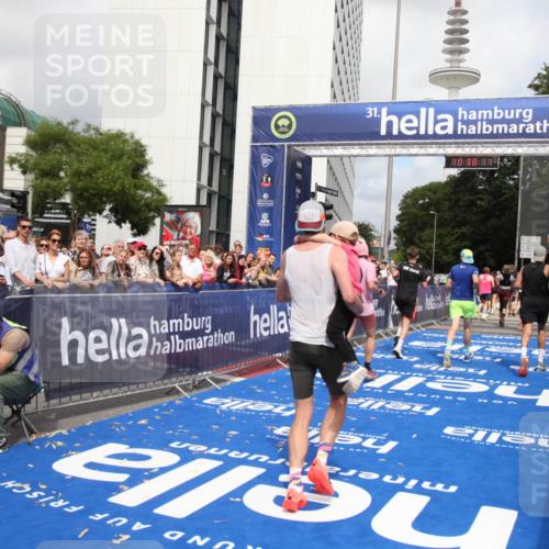 29.06.2025 - hella hamburg halbmarathon Michael Strokosch http://msf.ph/oto/8174510 29.06.2025 10:38:09 Ziel 8091, 9944, 11049, 11952, 12915, 14274, 15382, 16698, 17623 meine-sportfotos.de