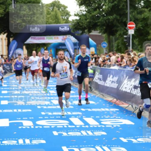 29.06.2025 - hella hamburg halbmarathon Zöllner http://msf.ph/oto/8174511 29.06.2025 10:37:15 Ziel 4860, 5923, 7482, 8362, 9178, 10190, 11423, 13972, 15178, 17137, 17726 meine-sportfotos.de