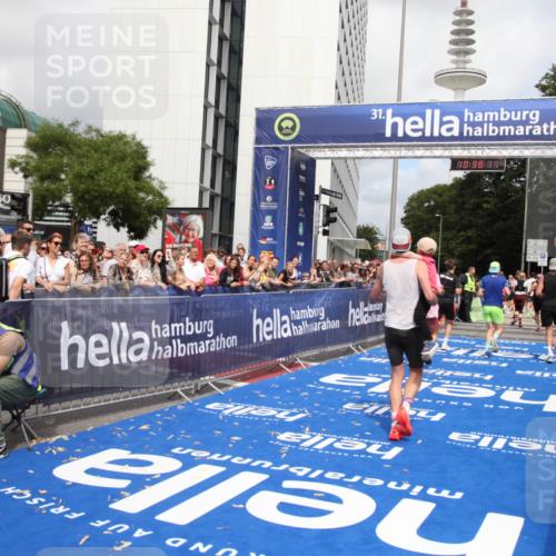 29.06.2025 - hella hamburg halbmarathon Michael Strokosch http://msf.ph/oto/8174522 29.06.2025 10:38:10 Ziel 8091, 9944, 11049, 11952, 14274, 15382, 16698, 17623, 18986 meine-sportfotos.de