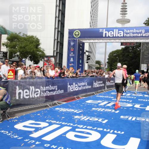 29.06.2025 - hella hamburg halbmarathon Michael Strokosch http://msf.ph/oto/8174527 29.06.2025 10:38:10 Ziel 8091, 9944, 11049, 11952, 14274, 15382, 16698, 17623, 18986 meine-sportfotos.de