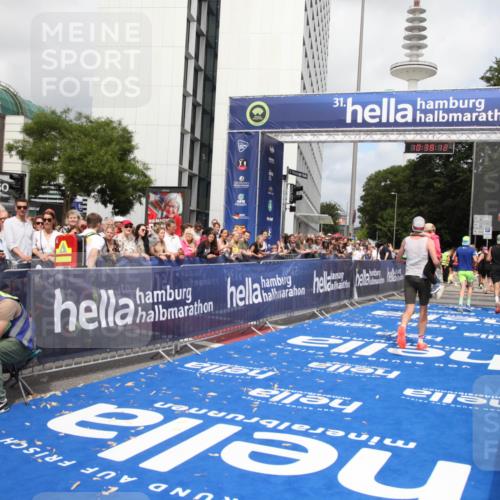 29.06.2025 - hella hamburg halbmarathon Michael Strokosch http://msf.ph/oto/8174534 29.06.2025 10:38:11 Ziel 8091, 9944, 11049, 14274, 15382, 17623, 18986 meine-sportfotos.de