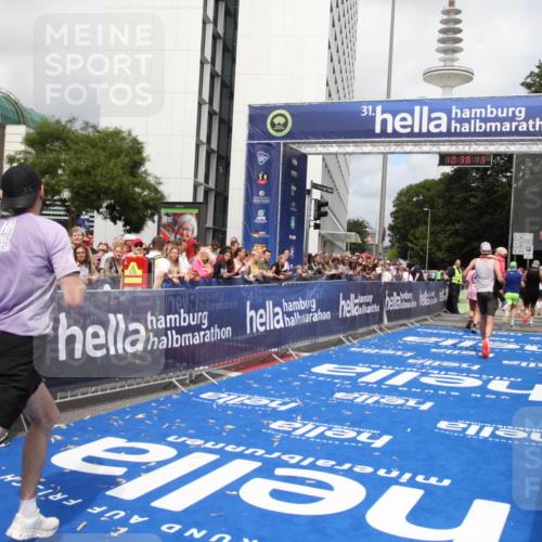 29.06.2025 - hella hamburg halbmarathon Michael Strokosch http://msf.ph/oto/8174545 29.06.2025 10:38:12 Ziel 5091, 8091, 9944, 11049, 14274, 15382, 17623, 18986 meine-sportfotos.de