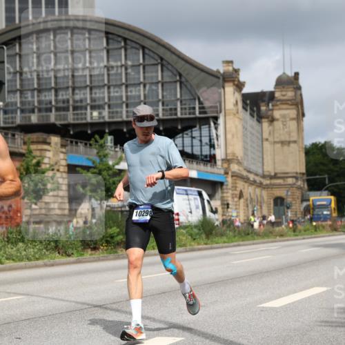 29.06.2025 - hella hamburg halbmarathon Yannick Fuchs http://msf.ph/oto/8174550 29.06.2025 10:26:18 20KM 3201, 4812, 9508, 10017, 10298, 10929, 11857, 12232, 12681, 14450, 14548, 15835, 18102, 19118 meine-sportfotos.de