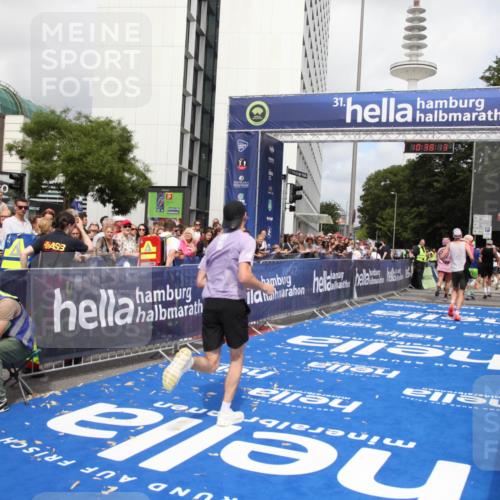 29.06.2025 - hella hamburg halbmarathon Michael Strokosch http://msf.ph/oto/8174551 29.06.2025 10:38:12 Ziel 5091, 8091, 9944, 11049, 14274, 15382, 17623, 18986 meine-sportfotos.de
