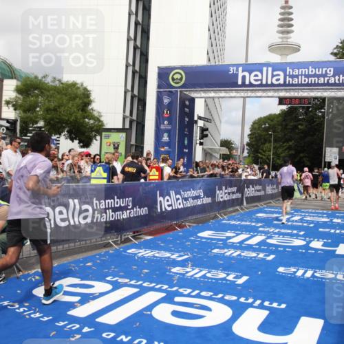 29.06.2025 - hella hamburg halbmarathon Michael Strokosch http://msf.ph/oto/8174558 29.06.2025 10:38:14 Ziel 2849, 5091, 7743, 14688, 15382, 17623, 18986 meine-sportfotos.de