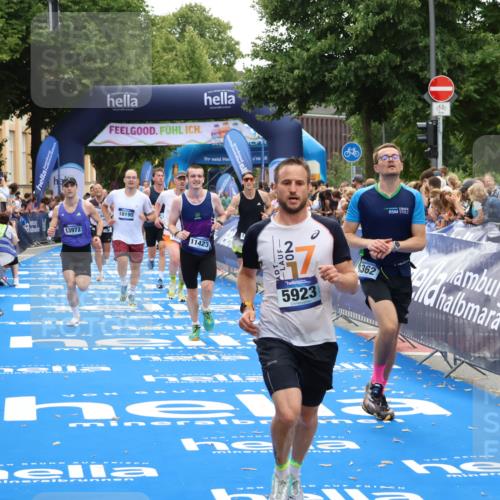 29.06.2025 - hella hamburg halbmarathon Zöllner http://msf.ph/oto/8174565 29.06.2025 10:37:16 Ziel 4860, 5003, 5923, 8362, 9178, 10190, 11423, 12900, 13972, 15178, 17137, 17726 meine-sportfotos.de