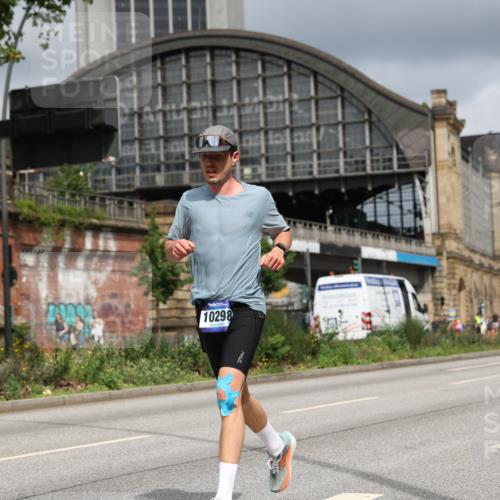 29.06.2025 - hella hamburg halbmarathon Yannick Fuchs http://msf.ph/oto/8174573 29.06.2025 10:26:18 20KM 3201, 4812, 9508, 10017, 10298, 10929, 11857, 12232, 12681, 14450, 14548, 15835, 18102, 19118 meine-sportfotos.de