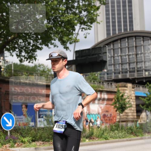 29.06.2025 - hella hamburg halbmarathon Yannick Fuchs http://msf.ph/oto/8174578 29.06.2025 10:26:18 20KM 3201, 4812, 9508, 10017, 10298, 10929, 11857, 12232, 12681, 14450, 14548, 15835, 18102, 19118 meine-sportfotos.de