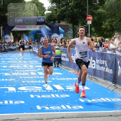 29.06.2025 - hella hamburg halbmarathon Zöllner http://msf.ph/oto/8174584 29.06.2025 10:25:00 Ziel 2483, 10867, 14836, 16361, 17752 meine-sportfotos.de