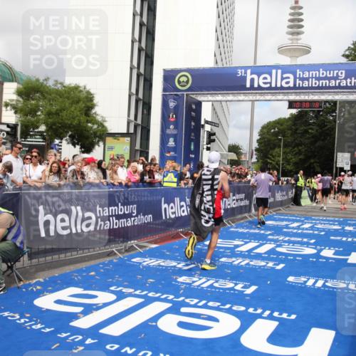 29.06.2025 - hella hamburg halbmarathon Michael Strokosch http://msf.ph/oto/8174585 29.06.2025 10:38:17 Ziel 1688, 2849, 5091, 7743, 8002, 14688, 17623, 18584, 18986 meine-sportfotos.de