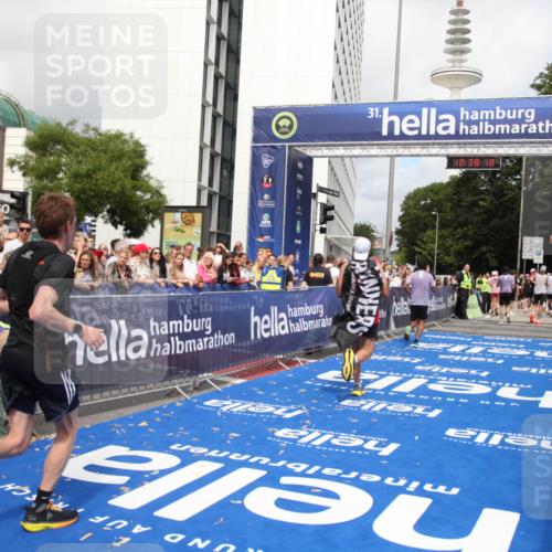 29.06.2025 - hella hamburg halbmarathon Michael Strokosch http://msf.ph/oto/8174590 29.06.2025 10:38:17 Ziel 1688, 2849, 5091, 7743, 8002, 14688, 17623, 18584, 18986 meine-sportfotos.de