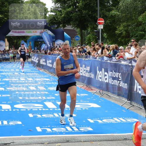 29.06.2025 - hella hamburg halbmarathon Zöllner http://msf.ph/oto/8174595 29.06.2025 10:25:01 Ziel 2483, 10867, 14836, 17752 meine-sportfotos.de