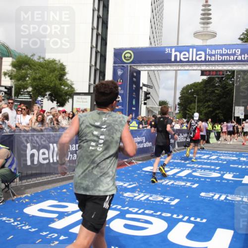29.06.2025 - hella hamburg halbmarathon Michael Strokosch http://msf.ph/oto/8174604 29.06.2025 10:38:18 Ziel 1688, 2849, 5091, 7743, 8002, 14688, 18584, 18986 meine-sportfotos.de
