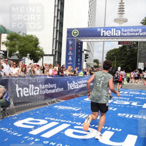 29.06.2025 - hella hamburg halbmarathon Michael Strokosch http://msf.ph/oto/8174610 29.06.2025 10:38:19 Ziel 1688, 2849, 5091, 6095, 7743, 8002, 14688, 18584, 18986 meine-sportfotos.de