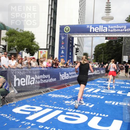 29.06.2025 - hella hamburg halbmarathon Michael Strokosch http://msf.ph/oto/8174628 29.06.2025 10:38:22 Ziel 1042, 1688, 2849, 3431, 6095, 7110, 7743, 8002, 14688, 18584 meine-sportfotos.de