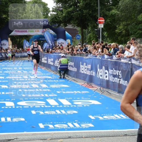 29.06.2025 - hella hamburg halbmarathon Zöllner http://msf.ph/oto/8174630 29.06.2025 10:25:02 Ziel 2483, 10867, 17752 meine-sportfotos.de