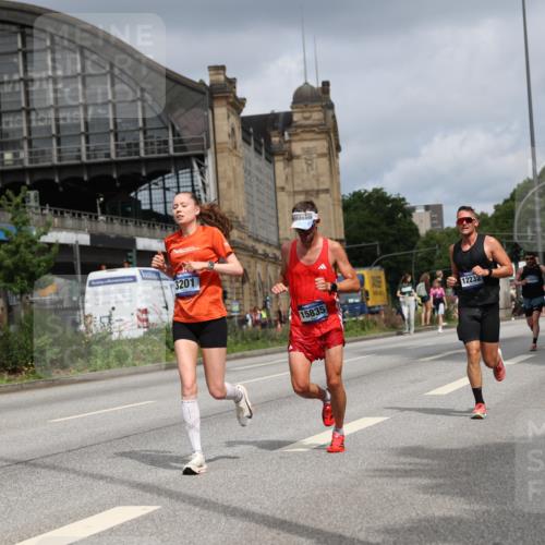 29.06.2025 - hella hamburg halbmarathon Yannick Fuchs http://msf.ph/oto/8174634 29.06.2025 10:26:23 20KM 3201, 3955, 4812, 6619, 10298, 10929, 12232, 12681, 13606, 13617, 14450, 14548, 15835, 18102, 19118 meine-sportfotos.de