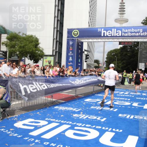 29.06.2025 - hella hamburg halbmarathon Michael Strokosch http://msf.ph/oto/8174648 29.06.2025 10:38:24 Ziel 1042, 1688, 3431, 6095, 7110, 8002, 18584, 18761 meine-sportfotos.de