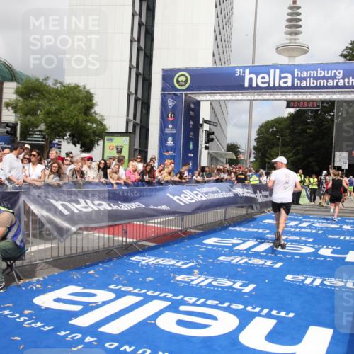 29.06.2025 - hella hamburg halbmarathon Michael Strokosch http://msf.ph/oto/8174658 29.06.2025 10:38:24 Ziel 1042, 1688, 3431, 6095, 7110, 8002, 18584, 18761 meine-sportfotos.de